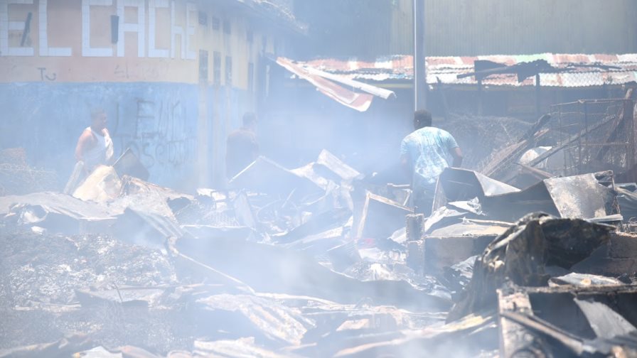 Incendio afecta mercado público de La Vega
