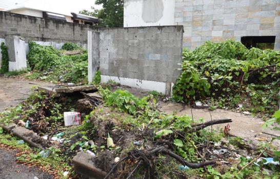 En La Castellana exigen higiene en casa abandonada