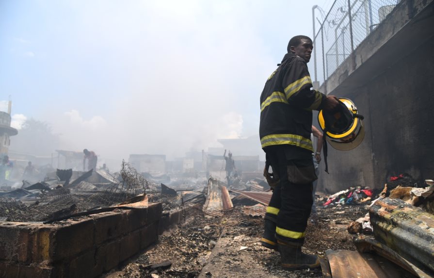 Estiman más de 200 negocios fueron afectados por incendio en mercado de La Vega