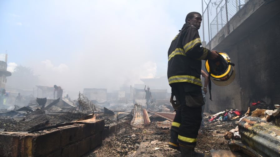 Estiman más de 200 negocios fueron afectados por incendio en mercado de La Vega