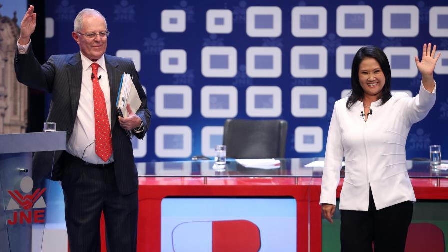 Fujimori defiende liderazgo en Perú ante un Kuzcynski que resucita en debate