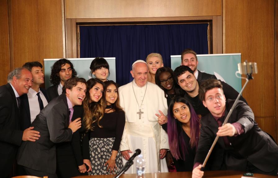 El papa se reúne con jóvenes “youtubers” que quieren mejorar el mundo 