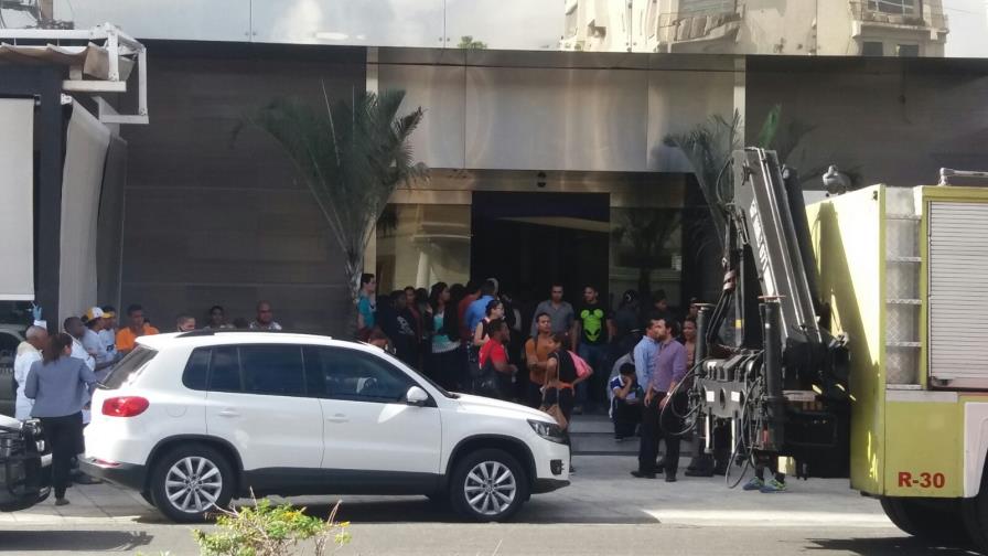 Carro se incendia en estacionamiento de plaza Silver Sun