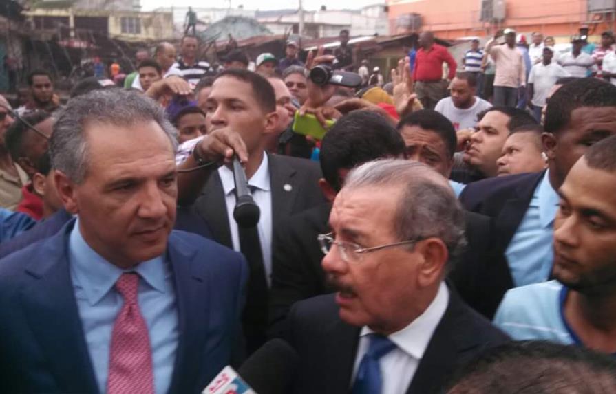 Presidente Medina visita mercado de La Vega