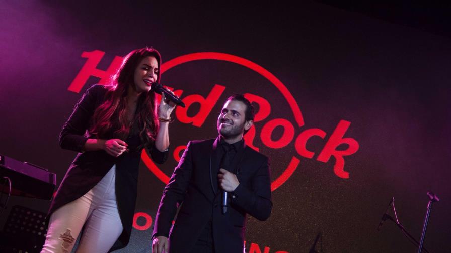 Alexandro Seguí enamoró a las madres en su día con un tributo a José José