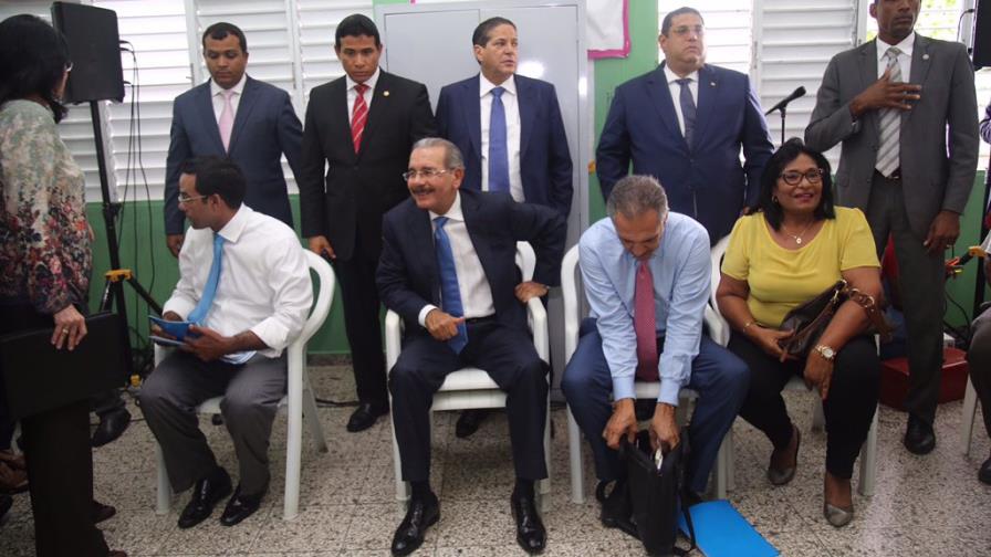 Medina realiza visita sorpresa a mujeres del barrio 27 de Febrero 