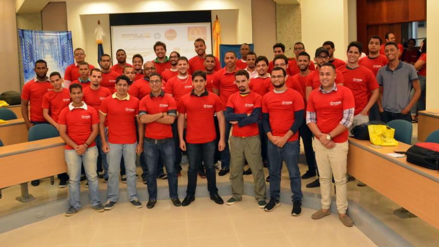 Estudiantes participan en competencia informática “Hackathon 2016”