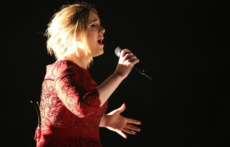 Adele regaña a espectadora por filmarla en vez de verla 