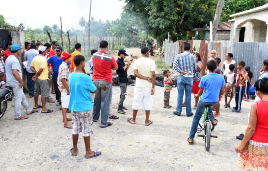 Queman gomas en demanda de reconstrucción carretera en Santiago