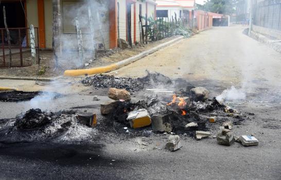 Queman gomas en demanda de reconstrucción carretera en Santiago