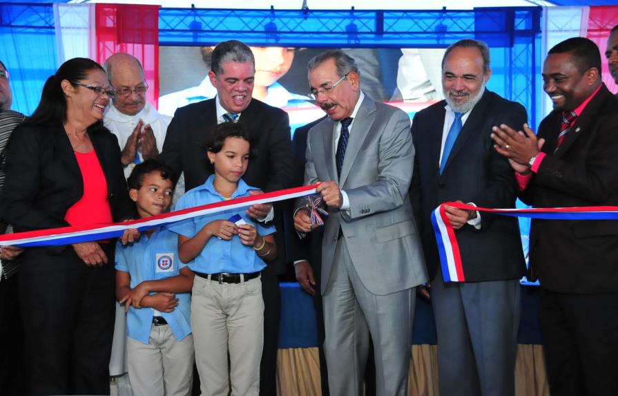 Presidente Medina entrega escuela de Básica en Villa Mella para 980 estudiantes