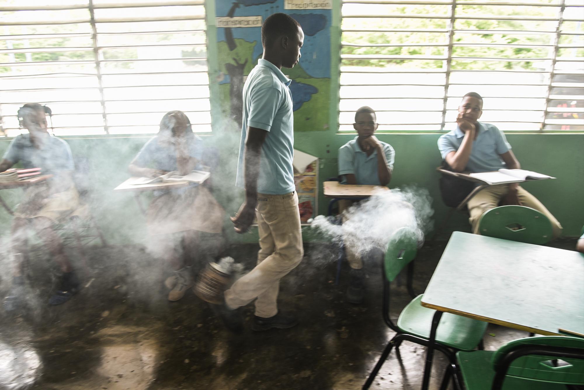 En Mano Juan hay una plaga de mosquitos que no deja ni estudiar. 