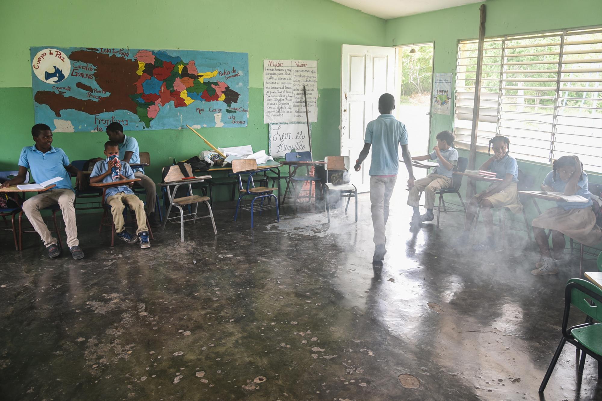 En Mano Juan hay una plaga de mosquitos que no deja ni estudiar. 