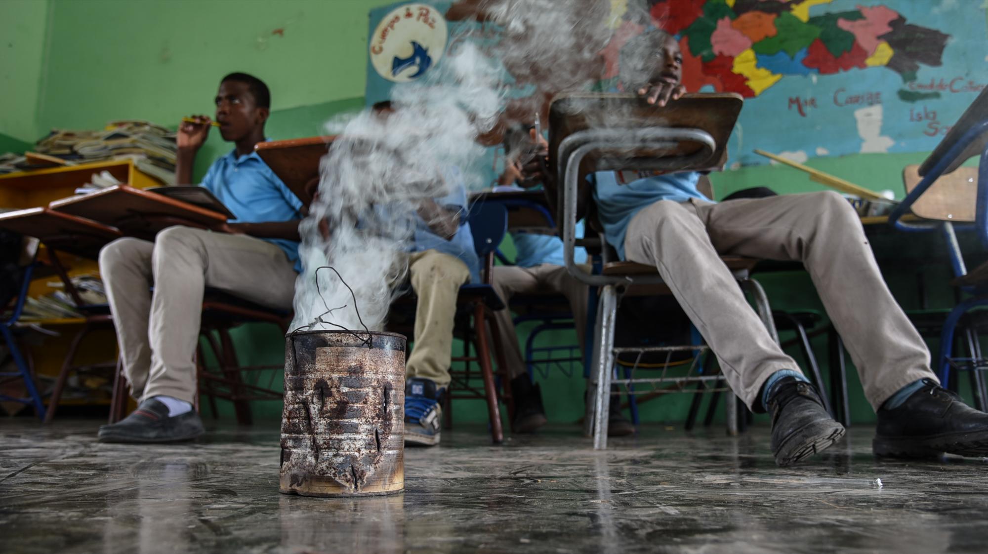 En Mano Juan hay una plaga de mosquitos que no deja ni estudiar. 