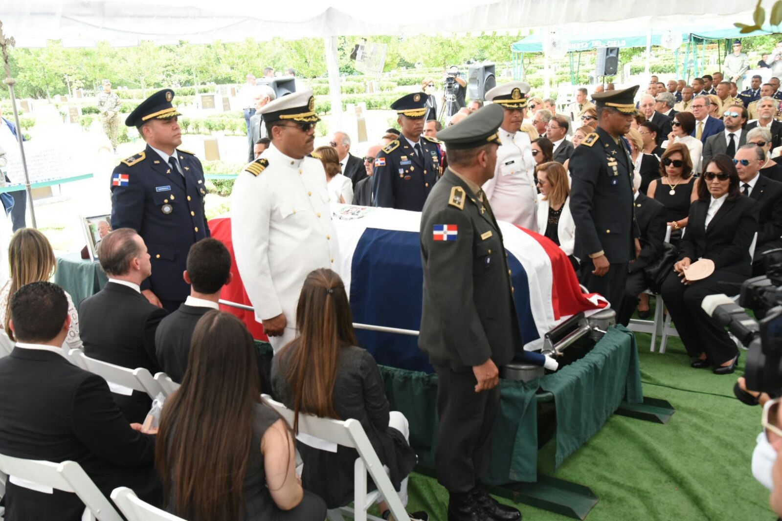 Oficiales de alta graduación se encargaron del descenso del féretro