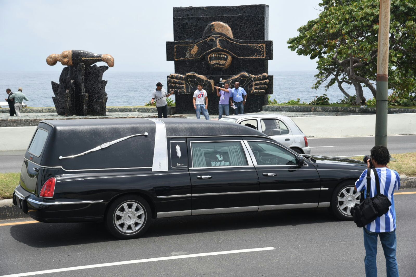 Parte del cortejo fúnebre incluyó una parada de unos tres minutos frente al monumento a los Héroes del 30 de Mayo, ubicado en la autopista del mismo nombre, para recordar la gesta.