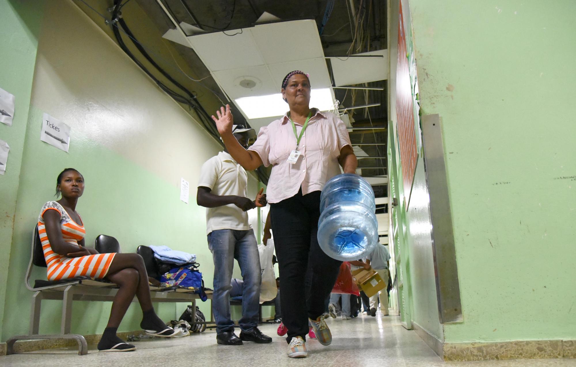 Familiares de pacientes que serán sometidos a cirugías deben llevar botellones de agua al hospital José María Cabral y Báez, de Santiago.
