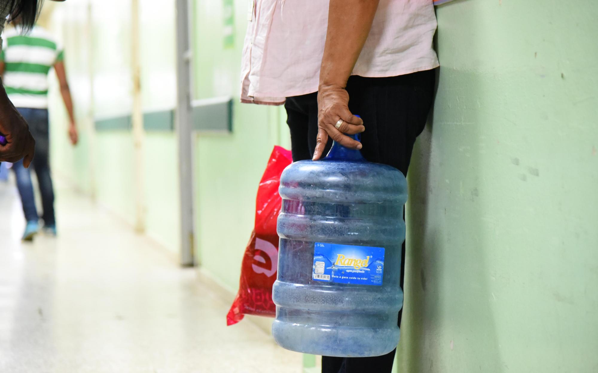Familiares de pacientes que serán sometidos a cirugías deben llevar botellones de agua al hospital José María Cabral y Báez, de Santiago.
