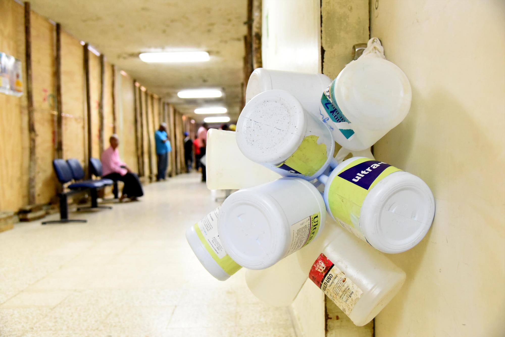 Familiares de pacientes que serán sometidos a cirugías deben llevar botellones de agua al hospital José María Cabral y Báez, de Santiago.