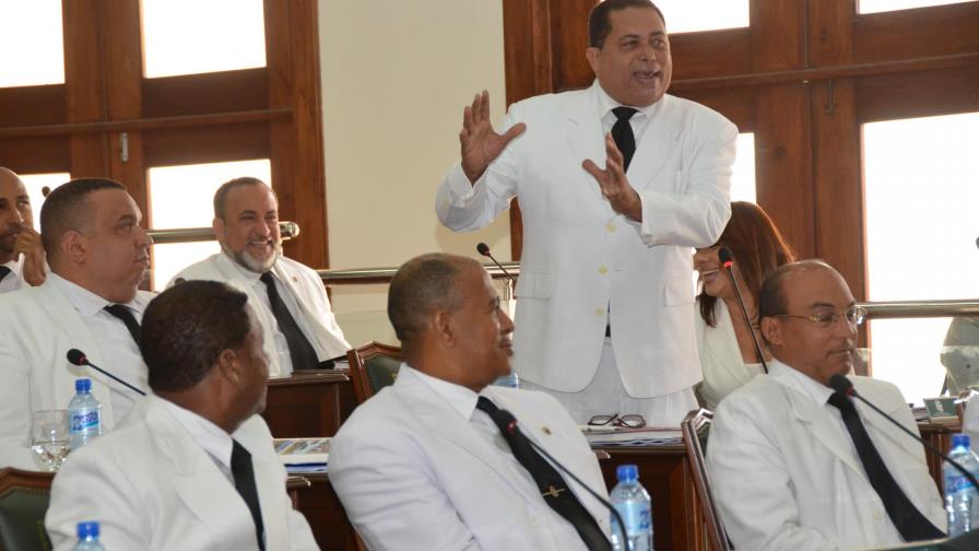 Regidor del PRM pide a Medio Ambiente sancionar a cabildos que no recojan la basura Regidor del PRM pide a Medio Ambiente sancionar a cabildos que no recojan la basura