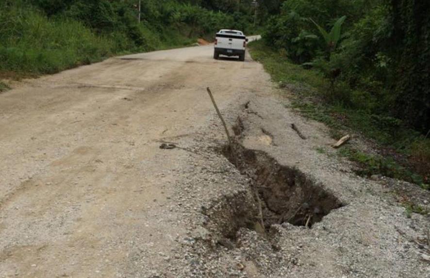 Derrumbes y agrietamientos afectan carretera Sabana de la Mar