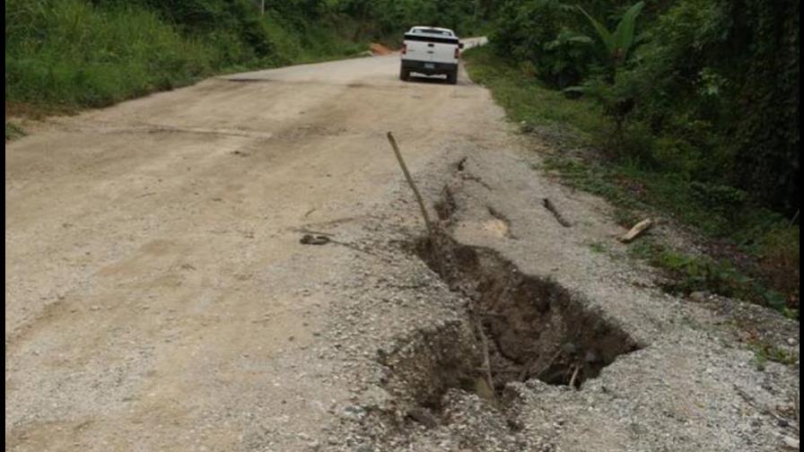 Derrumbes y agrietamientos afectan carretera Sabana de la Mar