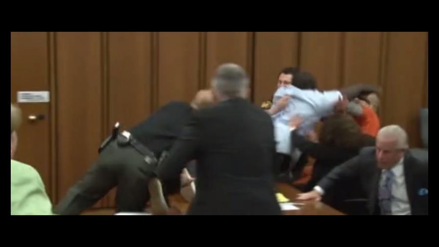 VÍDEO: Hombre se abalanza contra asesino de su hija durante juicio en que fue condenado a muerte VÍDEO: Hombre se abalanza contra asesino de su hija durante juicio en que fue condenado a muerte