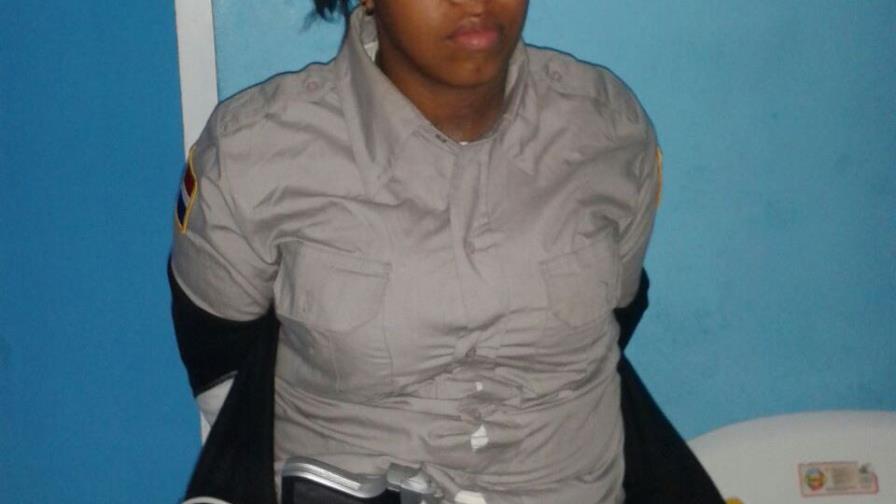 Apresan una mujer que se hacía pasar por Policía en Santiago