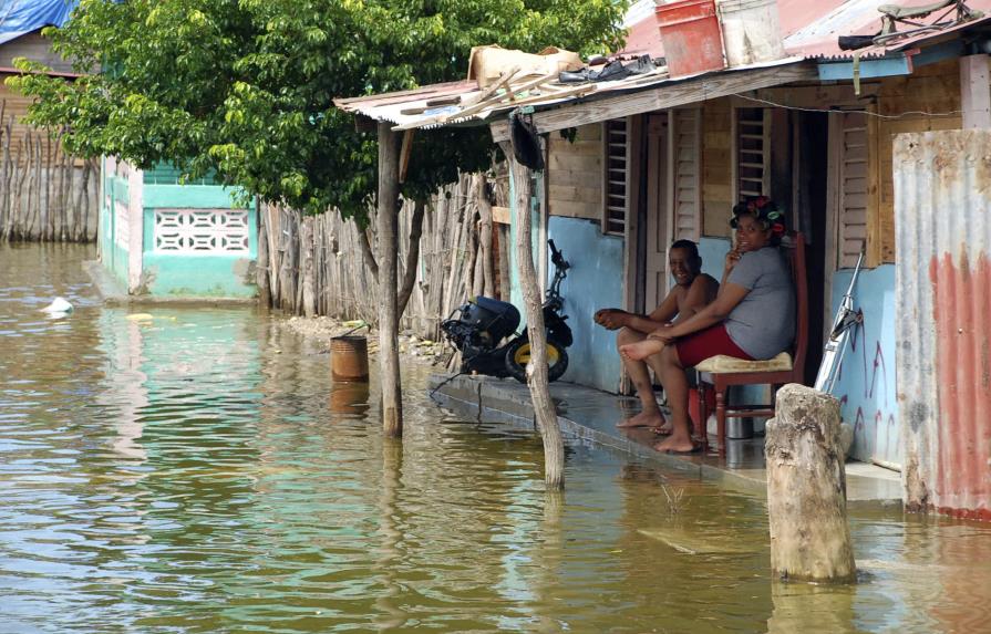 Lluvias desplazan a 235 y afectan 67 viviendas