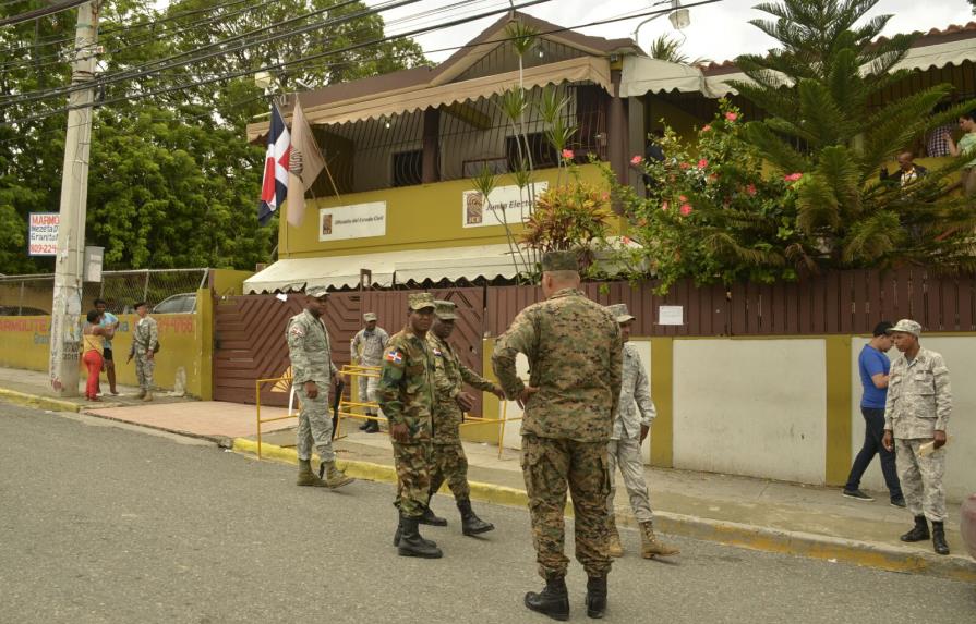 Militarizan Junta Electoral de Santo Domingo Oeste previo a reconteo de los votos 