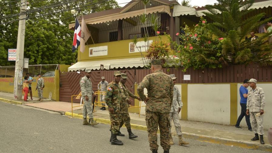 Militarizan Junta Electoral de Santo Domingo Oeste previo a reconteo de los votos 