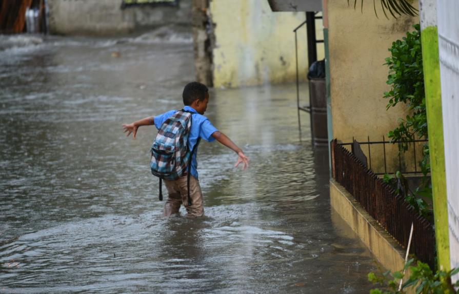 Lluvias vuelven a inundar calles y avenidas de Santiago