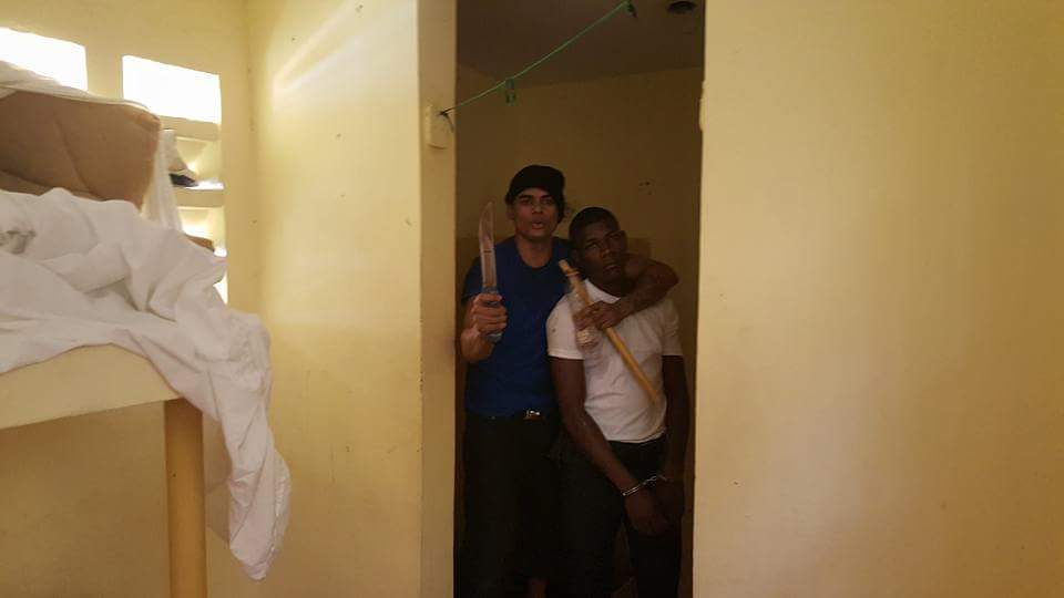 Fotografía cedida a Diario Libre del momento en que el recluso Leudy Antonio Almonte mantenía secuestrado al agente Isidoro de los Santos.