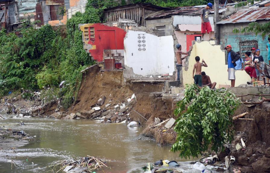 Más de 300 familias viven en constante peligro en el Hoyo de Bartola en Santiago  