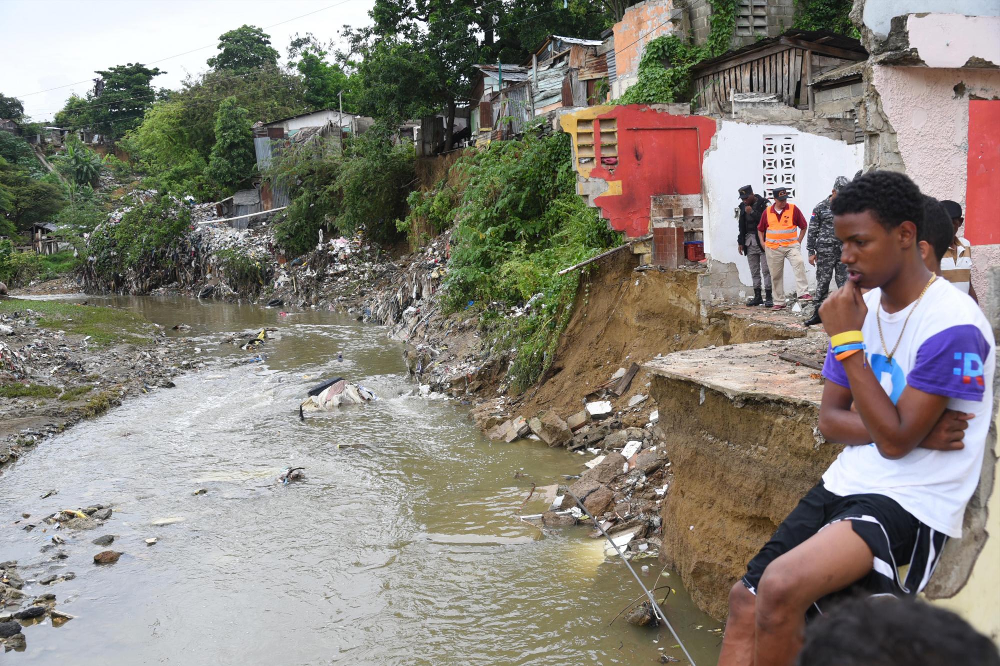 Residentes en el Hoyo de Bartola, en Santiago, piden ser reubicados. 