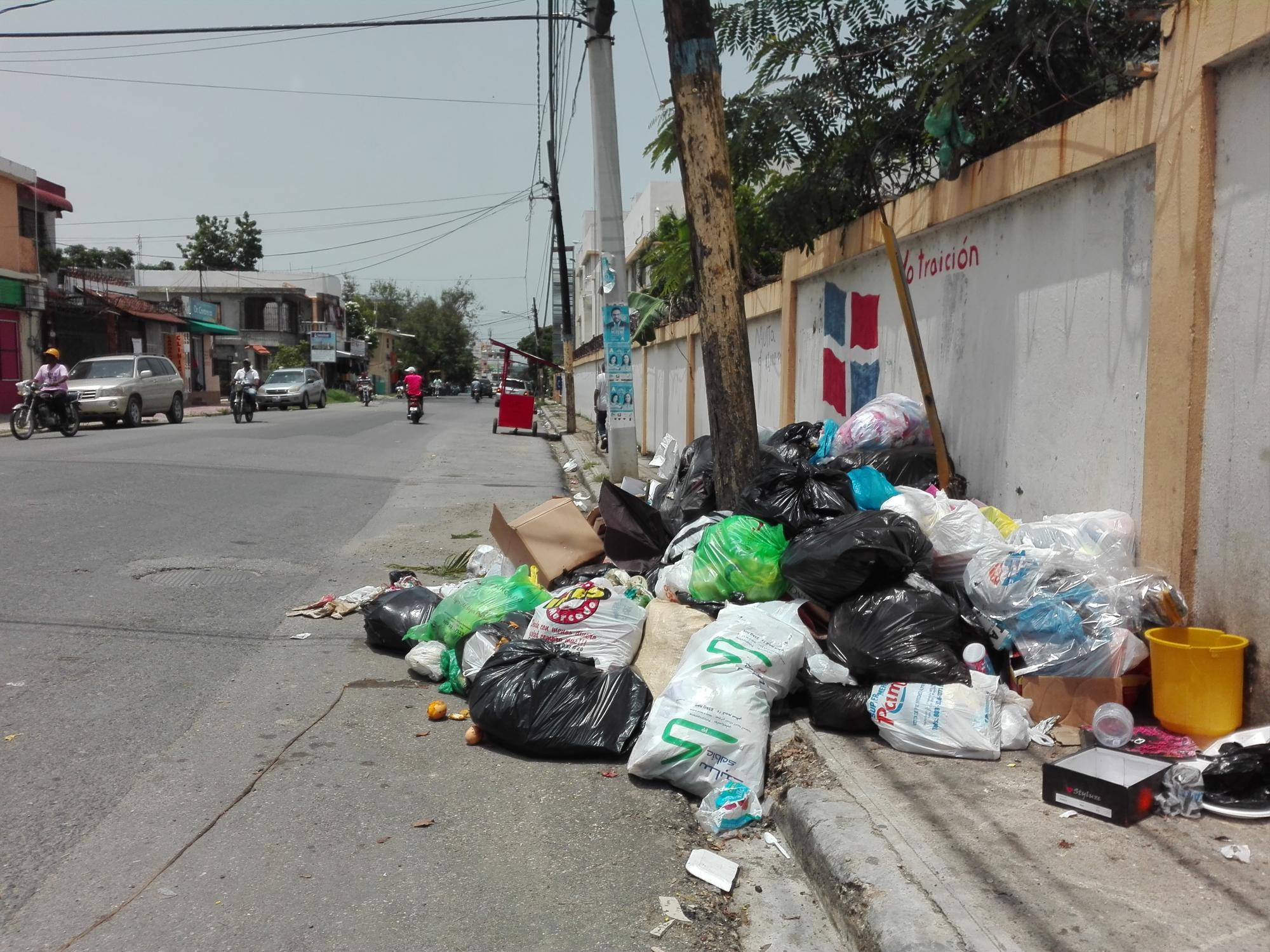 Basura predomina en San Cristóbal pese a declaración de “alerta sanitaria”  - Diario Libre