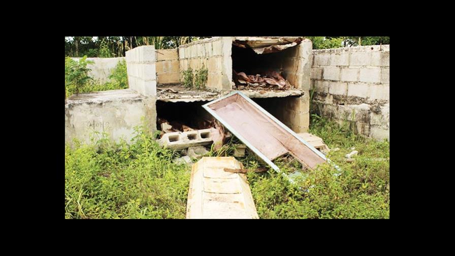Profanan decenas de tumbas en cementerio de comunidad de  El Seibo