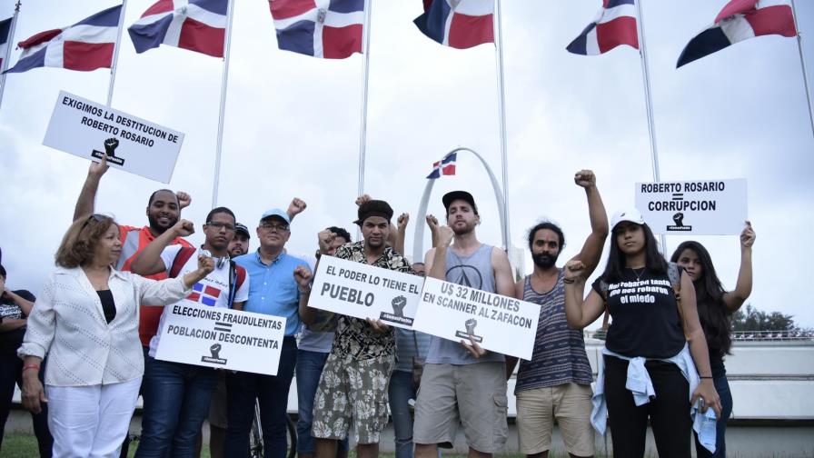 Manifestantes piden destitución del presidente de la JCE en un ambiente musical 