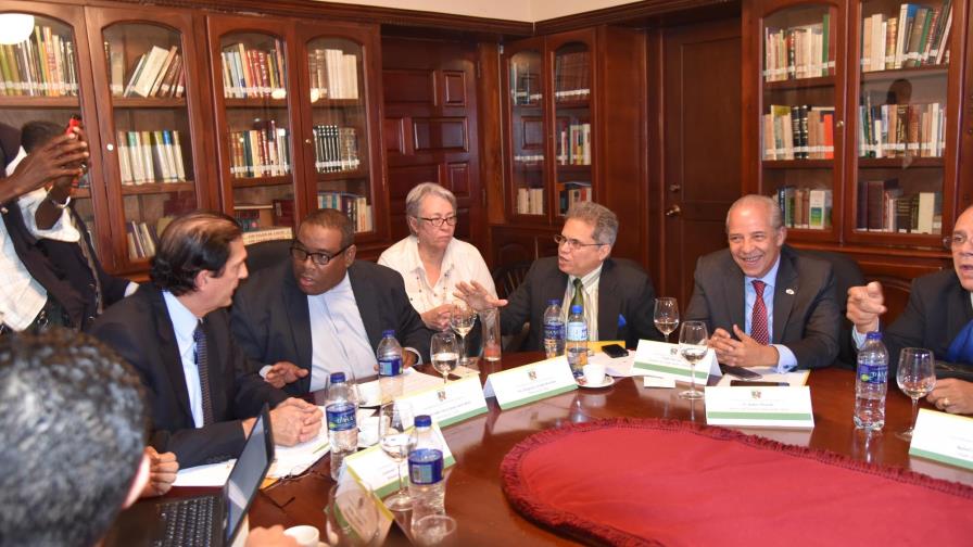 El Gobierno presenta propuesta de aumento salarial de 68% al sector salud