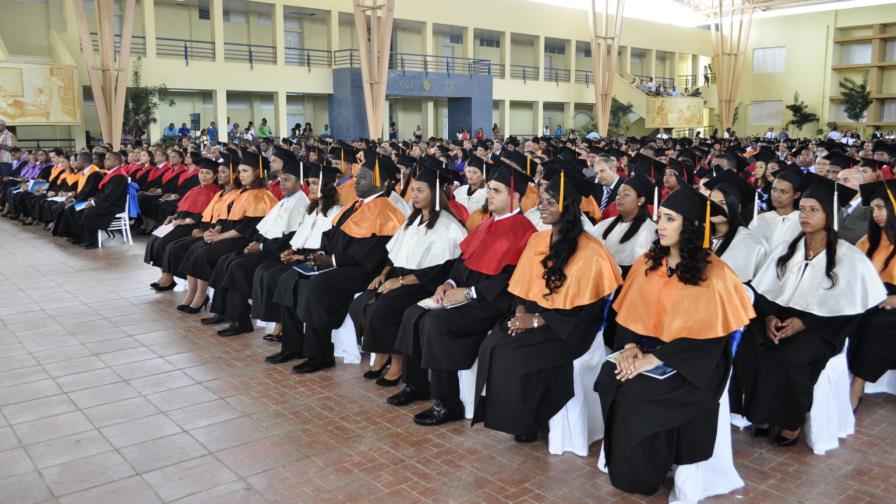 UASD gradúa 249 profesionales de grado y 34 maestrantes en Higüey UASD gradúa 249 profesionales de grado y 34 maestrantes en Higüey