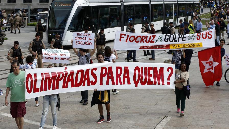 Rio de Janeiro estrena tren como legado olímpico, pero bajo gritos de protestas de “¿Olimpíadas para quién?”