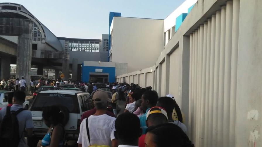 Hay que hacer largas filas para entrar a la estación del Metro Mamá Tingó Hay que hacer largas filas para entrar a la estación del Metro Mamá Tingó