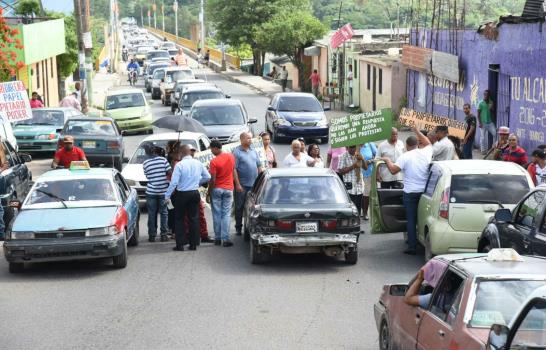Propietarios no residentes en La Barquita bloquean carretera de Sabana Perdida; exigen inclusión en proyecto habitacional