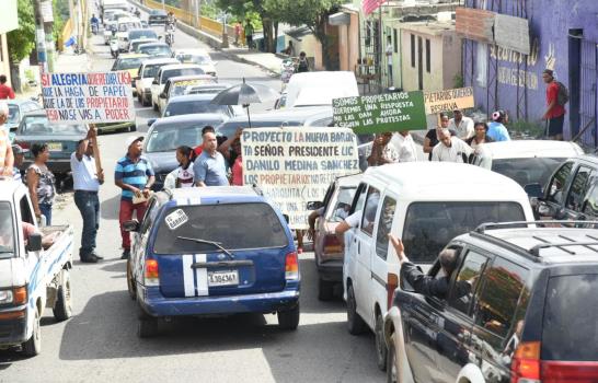Propietarios no residentes en La Barquita bloquean carretera de Sabana Perdida; exigen inclusión en proyecto habitacional