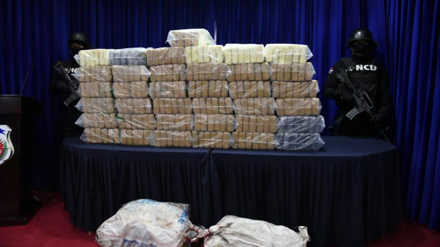 Apresan a dos con 221 paquetes de droga