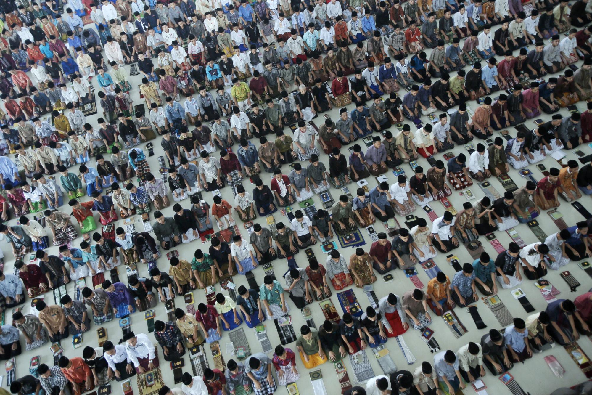 Cientos de estudiantes indonesios leen el Corán en el primer día del Ramadán en la escuela islámica Ar-Raudhatul Hasanah en Medan, Norte de Sumatra, Indonesia, hoy 6 de junio de 2016. 