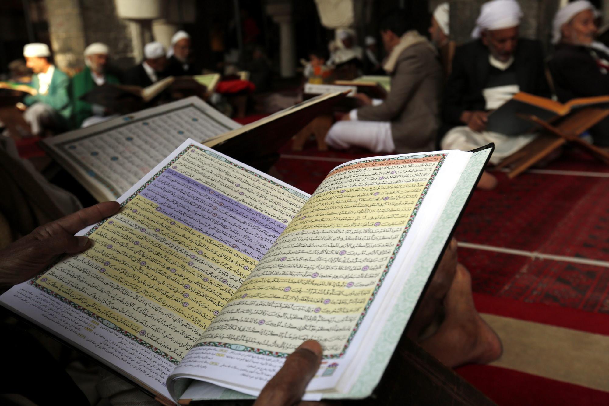 Yemeníes leen el Corán en durante el primer día del mes de ayuno musulmán de Ramadán en la Gran Mezquita de la vieja Saná (Yemen) hoy, lunes 6 de junio de 2016. Musulmanes en todo el mundo celebra el santo mes de Ramadán con oraciones durante la noche y ayuno de comida y bebida.