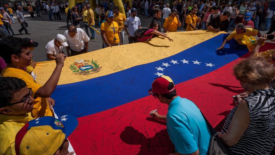Oposición venezolana exige en calles verificación de firmas para revocatorio