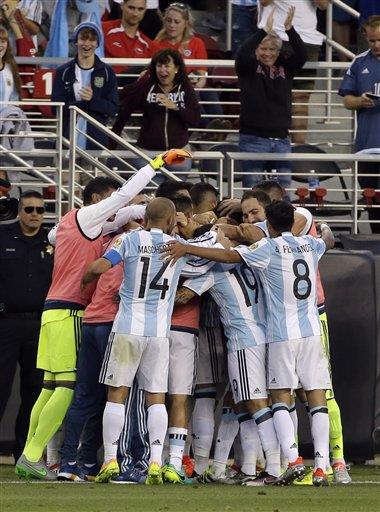 Sin Messi, Argentina vence 2-1 a Chile en debut en Copa 