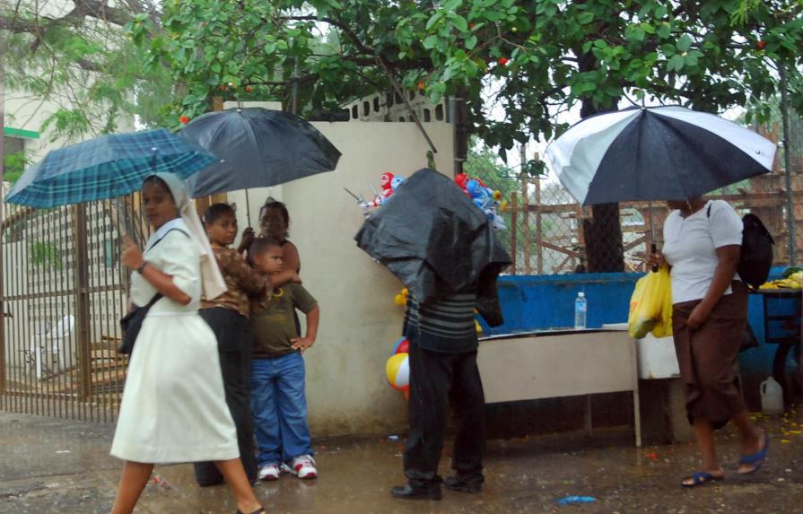 La Onamet informa que la onda tropical tocará hoy la costa sur del país